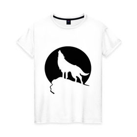 Женская футболка хлопок с принтом Волк на фоне Луны в Тюмени, 100% хлопок | прямой крой, круглый вырез горловины, длина до линии бедер, слегка спущенное плечо | Тематика изображения на принте: волк | животные | луна | утес | хищник