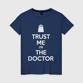 Женская футболка хлопок с принтом Trust me I`m the doctor в Тюмени, 100% хлопок | прямой крой, круглый вырез горловины, длина до линии бедер, слегка спущенное плечо | doctor who | keep calm | для темных основtrust me | доктор кто