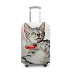 Чехол для чемодана 3D с принтом Кошка в Тюмени, 86% полиэфир, 14% спандекс | двустороннее нанесение принта, прорези для ручек и колес | cat | collar | heel | licking | lying | red | striped | кошка | красный | лежит | лижет | ошейник | полосатая | пятка