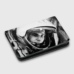 Картхолдер с принтом с принтом Юрий Гагарин в Тюмени, натуральная матовая кожа | размер 7,3 х 10 см; кардхолдер имеет 4 кармана для карт; | первый космонавт
