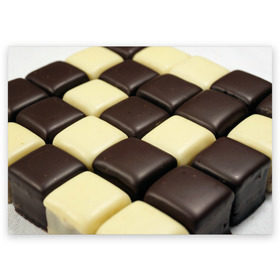 Поздравительная открытка с принтом Шоколадные конфеты в Тюмени, 100% бумага | плотность бумаги 280 г/м2, матовая, на обратной стороне линовка и место для марки
 | десерт | еда | конфеты | сладкое | структуры | шахматы | шоколад