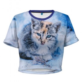 Женская футболка 3D укороченная с принтом Трехцветный котенок зимой в Тюмени, 100% полиэстер | круглая горловина, длина футболки до линии талии, рукава с отворотами | грустный | добрый | животное | киса | киска кися | кот | котенок | котэ | кошка | красивый | лапа | лапка | ласковый | милый | моська | мурлыка | прикольный | смешной | унылый | усатый | шерсть