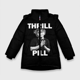 Зимняя куртка для девочек 3D с принтом Thrill pill в Тюмени, ткань верха — 100% полиэстер; подклад — 100% полиэстер, утеплитель — 100% полиэстер. | длина ниже бедра, удлиненная спинка, воротник стойка и отстегивающийся капюшон. Есть боковые карманы с листочкой на кнопках, утяжки по низу изделия и внутренний карман на молнии. 

Предусмотрены светоотражающий принт на спинке, радужный светоотражающий элемент на пуллере молнии и на резинке для утяжки. | pill | thrill | thrill pill | пилл | тимур самедов | трилл | трилл пилл