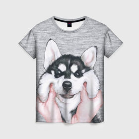 Женская футболка 3D с принтом Хаски в Тюмени, 100% полиэфир ( синтетическое хлопкоподобное полотно) | прямой крой, круглый вырез горловины, длина до линии бедер | Тематика изображения на принте: гладить собаку | животные | пёс | пёсики | серый фон | сибирский хаски | собаки | хаски
