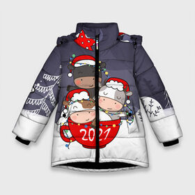 Зимняя куртка для девочек 3D с принтом Новогодние быки в чашке в Тюмени, ткань верха — 100% полиэстер; подклад — 100% полиэстер, утеплитель — 100% полиэстер. | длина ниже бедра, удлиненная спинка, воротник стойка и отстегивающийся капюшон. Есть боковые карманы с листочкой на кнопках, утяжки по низу изделия и внутренний карман на молнии. 

Предусмотрены светоотражающий принт на спинке, радужный светоотражающий элемент на пуллере молнии и на резинке для утяжки. | 2021 | 7 января | bull | newyear | santa | бык | быки | бычок | год быка | дед мороз | корова | новогодние каникулы | новогодние праздники | новый 2021 | новый год | новый год 2021 | рождество | сани | санта | санта клаус