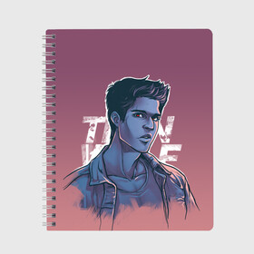 Тетрадь с принтом Teen Wolf Scott McCall в Тюмени, 100% бумага | 48 листов, плотность листов — 60 г/м2, плотность картонной обложки — 250 г/м2. Листы скреплены сбоку удобной пружинной спиралью. Уголки страниц и обложки скругленные. Цвет линий — светло-серый
 | Тематика изображения на принте: alpha | beta | derek | derek hale | omega | scott | scott mccall | serial | stiles | stiles stilinski | teen wolf | wolf | бета | волк | волки | волчонок | дерек | дерек хейл | оборотень | оборотни | ольфа | омега | сериал | скотт | скотт макколл | стайлз