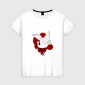 Женская футболка хлопок с принтом Аист на фоне красных роз в Тюмени, 100% хлопок | прямой крой, круглый вырез горловины, длина до линии бедер, слегка спущенное плечо | аист | белый | красные | крылья | птица | птицы | розы | цветы