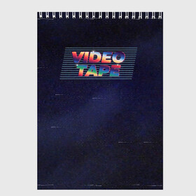 Скетчбук с принтом VHS в Тюмени, 100% бумага
 | 48 листов, плотность листов — 100 г/м2, плотность картонной обложки — 250 г/м2. Листы скреплены сверху удобной пружинной спиралью | Тематика изображения на принте: 90x | vhs | глитч | касета | кино | помехи | ретро | телевидение | фильм