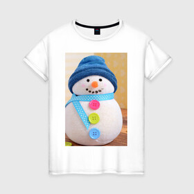 Женская футболка хлопок с принтом Счастливый снеговичок в Тюмени, 100% хлопок | прямой крой, круглый вырез горловины, длина до линии бедер, слегка спущенное плечо | детство | зима 2022 | новый год | праздник | радость | снеговик | счастье